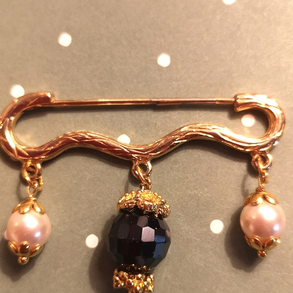 Handmade pearl and Swarovski crystal pin - Picture 5 of 7